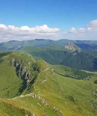 Chaleureux Avec Cheminée Au Pied Du Puy Mary Hébergement de vacances Saint-Paul-de-Salers